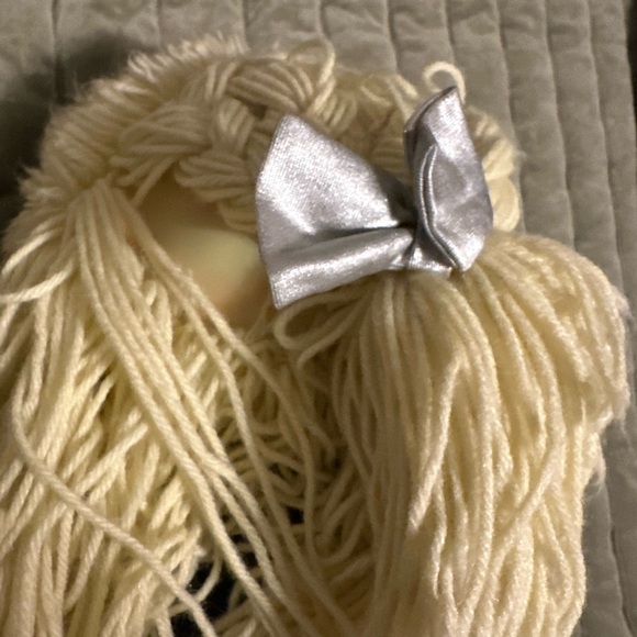 Hasbro Cabbage Patch Doll with Black Outfit and Orange Letter ‘M’ Vintage 1989 - Picture 4 of 8